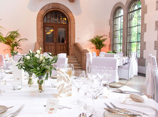 elegant eingedeckter runder Speisetisch im Schloss