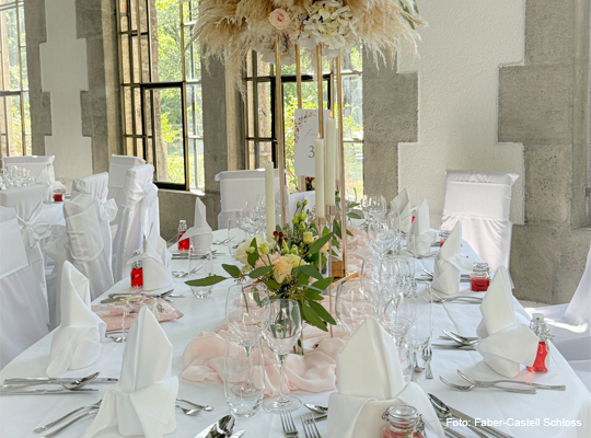 festlich gedeckter Tisch mit Trockenblumen-Arrangement