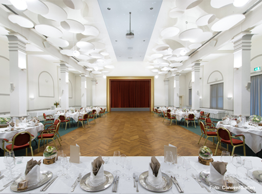 eleganter und großzügiger Festsaal mit Parkettboden