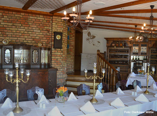 Lange, festlich gedeckte Tafel mit Kerzenständern