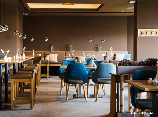 moderner Gastraum in erd- und pertrol Farben gehalten