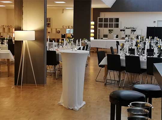 Blick in den dekorierten Saal für das Krimidinner im Japengo Tübingen
