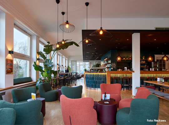 modern gestalteter Barbereich mit bunten Sesseln