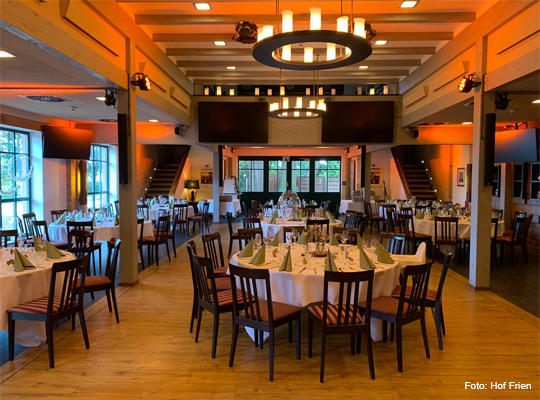 schöner Gastraum mit großen, runden Tischen im Hof Frien