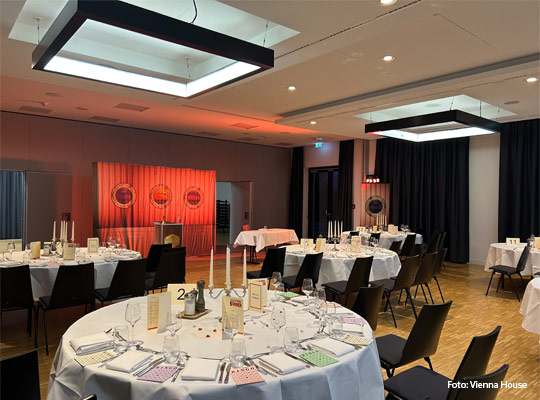 schön gedeckte, große runde Tische für das Krimidinner