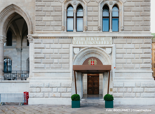 Einladender Eingang zum Wiener Rathauskeller beim Krimidinner Wien