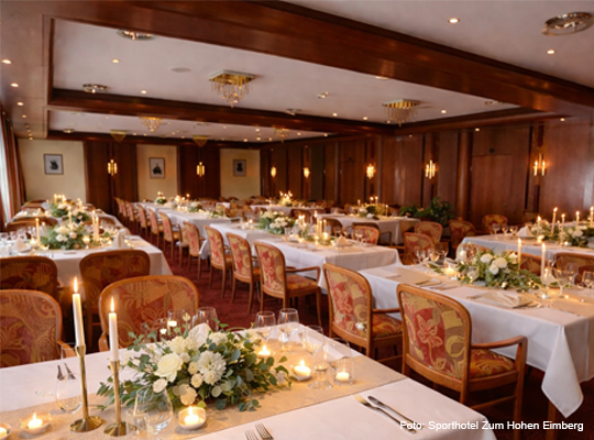 festlich gedeckter Saal im Sporthotel