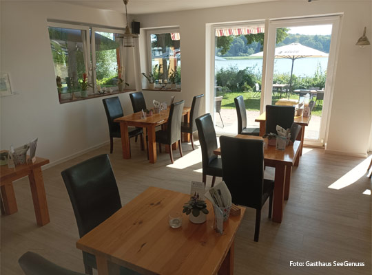 freundlicher Gastraum mit Blick auf den See