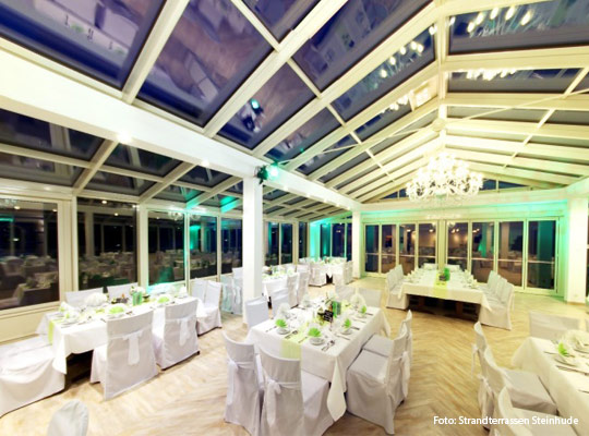 festlich gedeckter Saal mit Glasdach