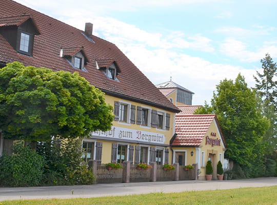 Schöner Außenbereich mit grüner Wiese vor dem großen Hotelgebäude.