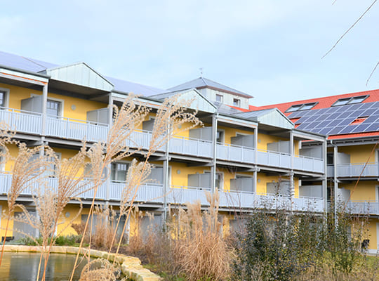 Schöner Innenhof des Hotels inklusive Teich und Blick auf das Hotel.