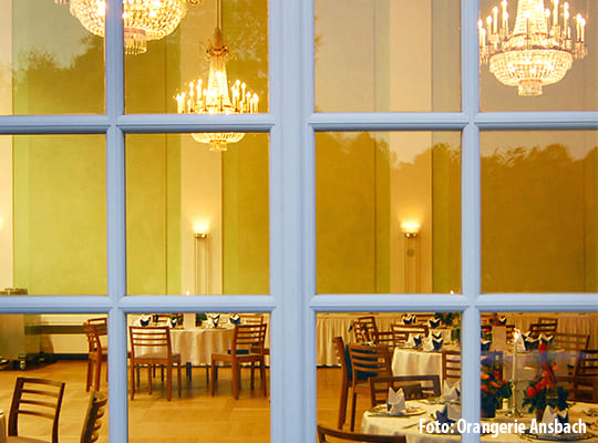 Durchblick durch das schöne große Fenster des Speisesaals mit schöner Innenbeleuchtung.
