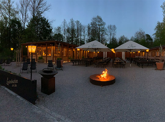 Feuerschale vor der Holzhütte, Zelte und Lichter beim Krimidinner Augsburg