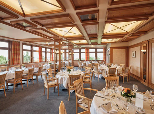 Schöne Holzfassade im Restaurant-Bereich wirken einladend auf den Gast