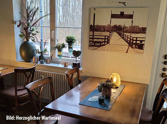Rustikaler Tisch vor großem Fenster mit schöner Deko