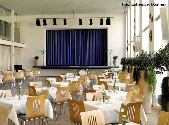 Großer Speisesaal inklusive großer Bühne, angerichtet für das Dinnerkrimi