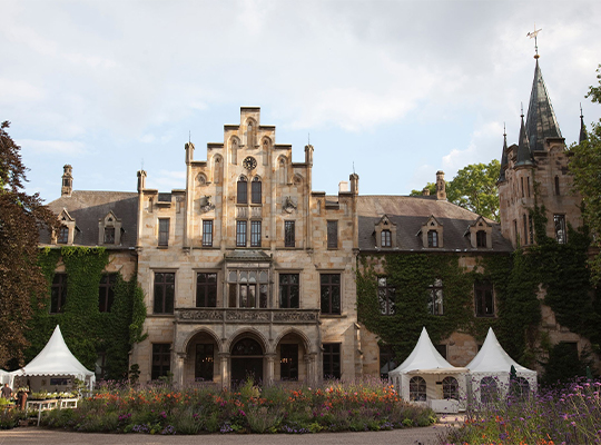 Schönes altes Schloss mit Pavillons davor