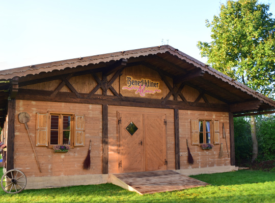 Eine stylische Holzhütte auf einer grünen Wiese