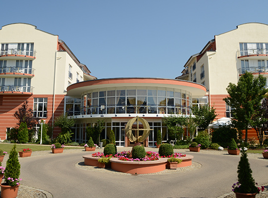 Architektonisch beeindruckendes Hotelgebäude inklusive Besucheranlieferung.