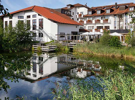 Allgäu Resort mit Spiegelung auf dem See vor der Haustür beim Dinnerkrimi Bad Grönenbach