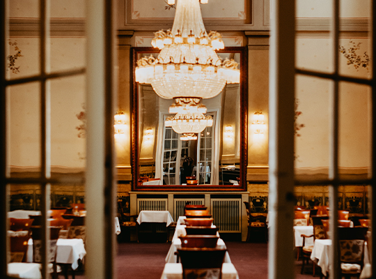 Einzigartig schöner Speisesaal mit wundervollem Kronleuchter in der Mitte des Raumes.