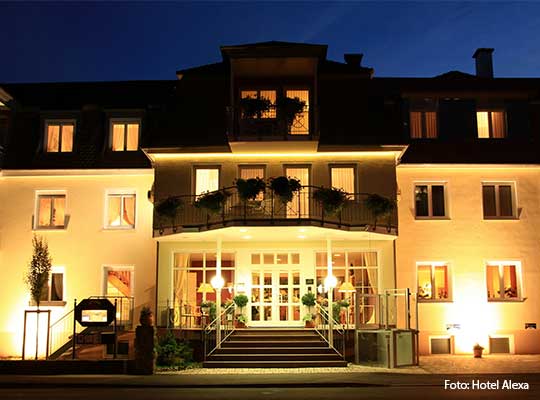 Hell beleuchtetes Hotel-Gebäude am Abend in Bad Mergentheim