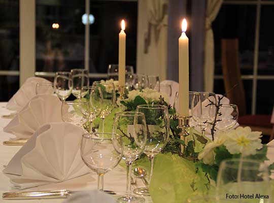 In grüner Farbe dekorierter Tisch, angerichtet für das Dinnerkrimi Bad Mergentheim
