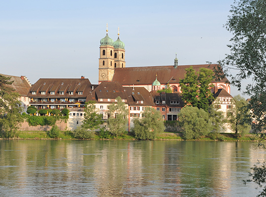 Blick über einen See auf das schöne Hotelgebäude