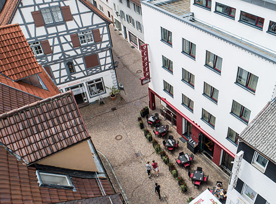 Ausblick auf den schönen Außenbereich des Restaurants Ochsen vom Dach aus.