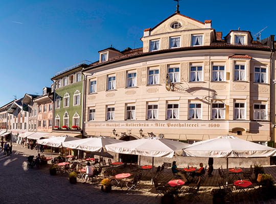 Blick auf die riesige Außenterrasse und das große Hotelgebäude