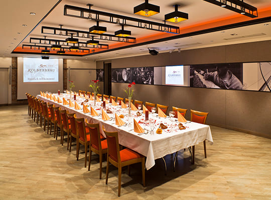 Großer Saal verwandelt in einen Speisesaal mit langer Tischtafel für das Dinnerkrimi Bad Tölz