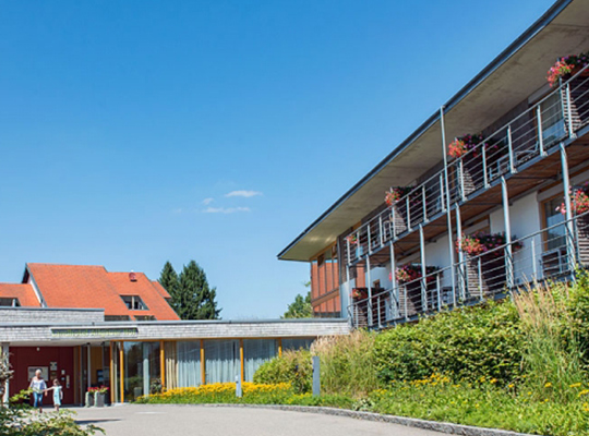 Blick auf den schönen Außenbereich des Gasthofes und das Gasthof-Gebäude