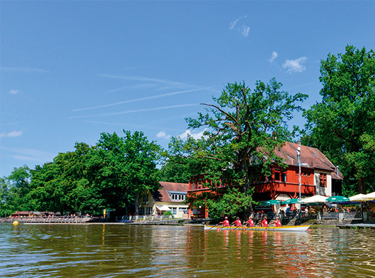 Direkt am See liegt das rote Bootshaus - unsere Dinnerkrimi Location