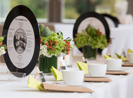 Lange Tischtafel angerichtet für das Dinnerkrimi Bamberg