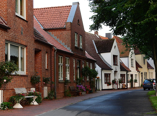 Lange Straße mit Häusern 