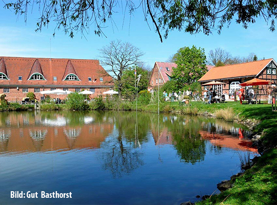Idyllische Lage des Gut Basthorst direkt an einem kleinen See.