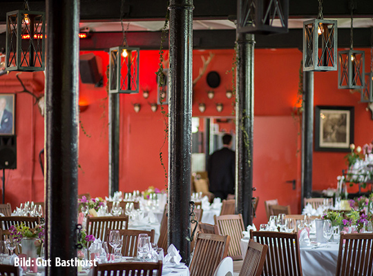 Rote Innenfassade des Restaurants mit vielen Sitzmöglichkeiten garantiert einen unvergesslichen Dinnenrkrimi-Abend im Gut Basthorst