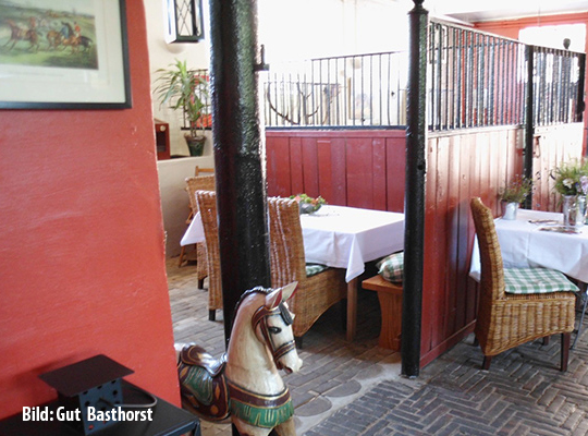Ein hölzernes Pferd dekoriert den schönen Speisesaal und sorgt für besonderes Ambiente.