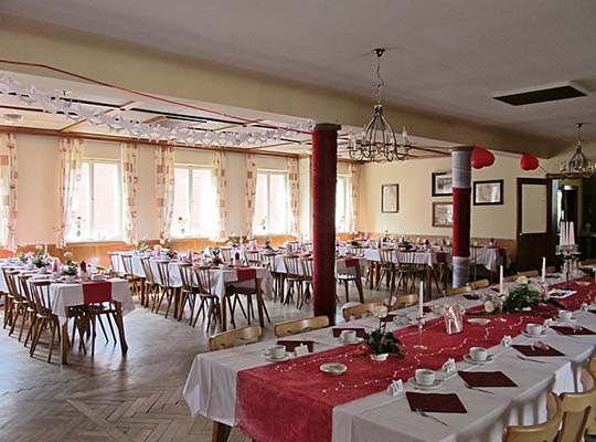 Riesiger Speisesaal mit langen Tischtafeln angerichtet für einen spektakulären Dinnerkrimi Abend in Bayreuth