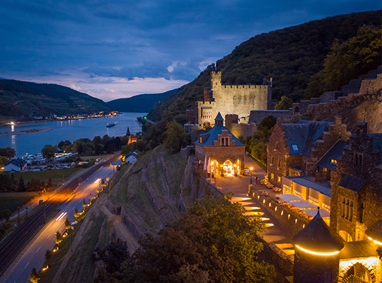 Blick auf die schöne Burg Reichenstein auf dem Berg in der Abenddämmerung.