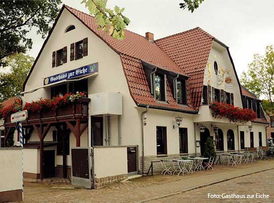 Seitliche Ansicht des Gasthauses Zur Eiche in Blankenfelde.