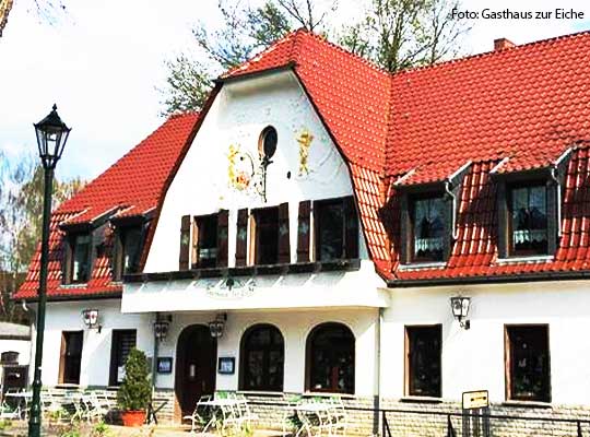 Rote Dachziegel in Kombination mit weißer Außenfassade lassen das Gasthaus erstrahlen.