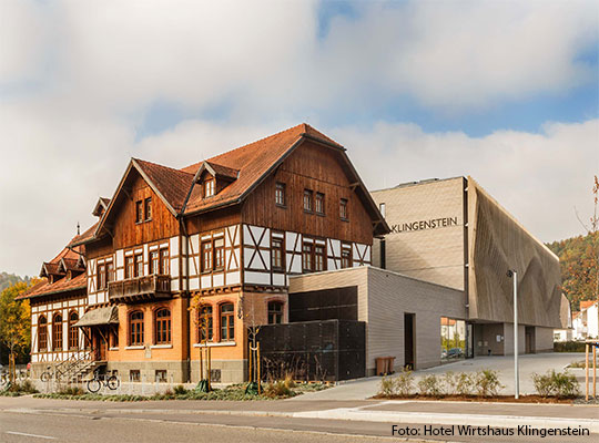 Ein altes Gasthaus steht neben einem modernen Restaurant 