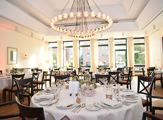 Großer Tisch angerichtet für ein leckeres Gänge-Menü im Rahmen unseres Dinnerkrimi Bocholt.