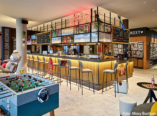 Aufnahme von der schön beleuchteten Bar