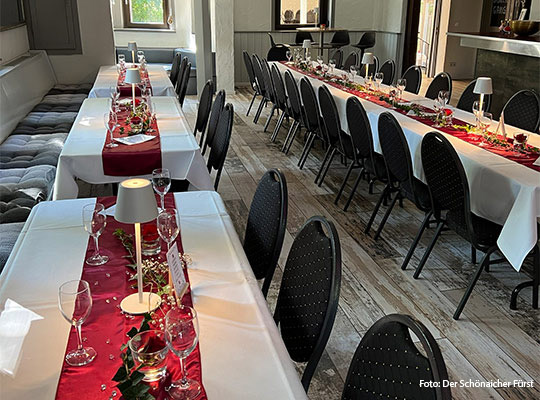 schön gedeckte Tafel im Gastraum