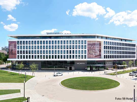 Schöner Vorplatz, mit großer Grünfläche vor dem Hotel-Gebäude des V8