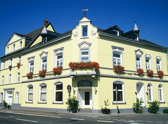 Straßenansicht auf das schöne, große Hotel-Gebäude