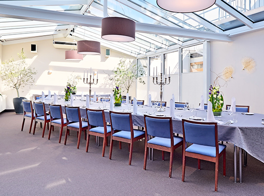 Durch das riesige Glasdach vom Sonnenlicht durchfluteter Speisesaal mit langer Tischtheke. Mordsspaß bei unserem Dinnerkrimi Bonn
