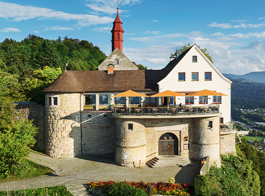 Blick aus der Ferne auf die märchenhafte Burg auf dem Gebhardsberg in Bregenz.